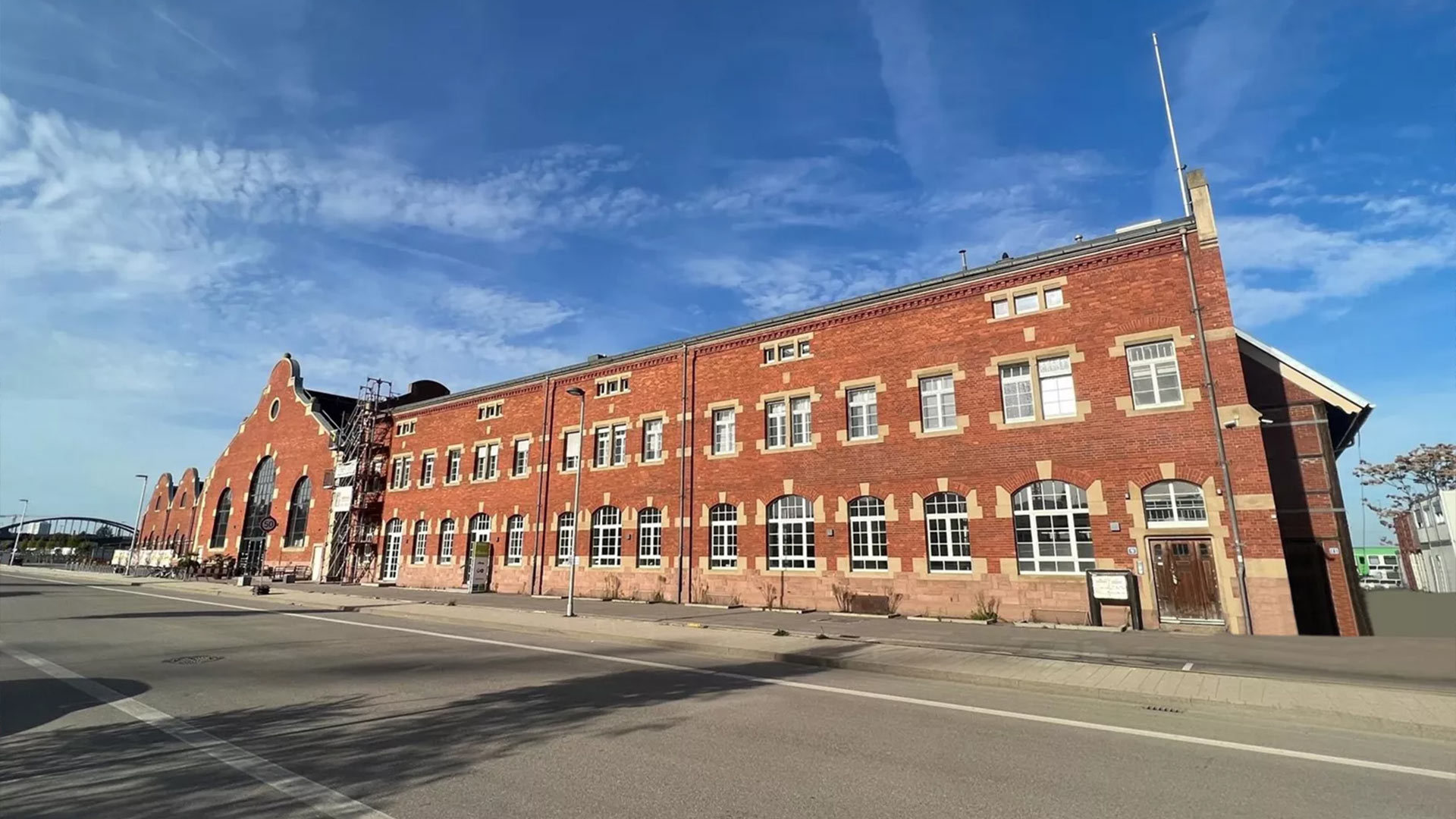 Ein saniertes historisches Industriegebäude mit Backsteinen