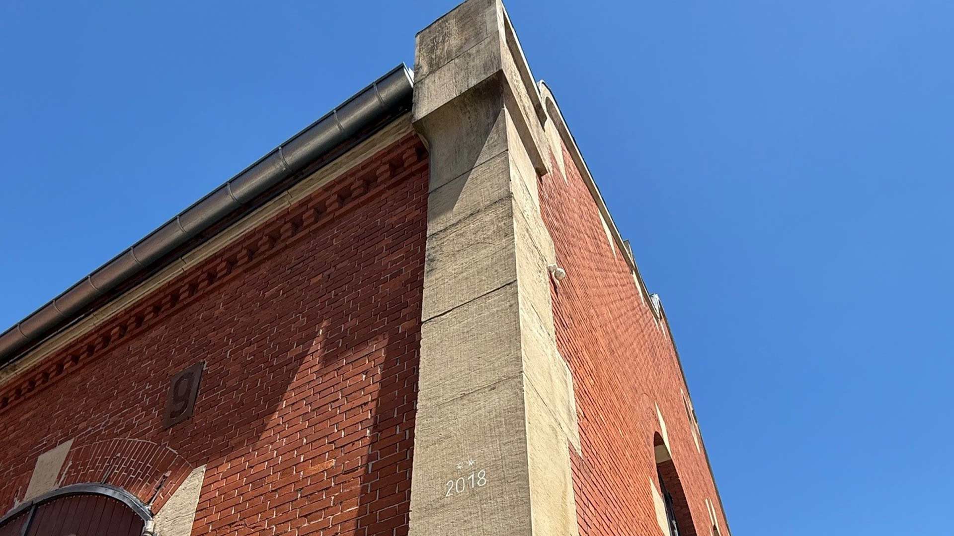 Detailansicht einer Hauswand mit roten Backsteinen