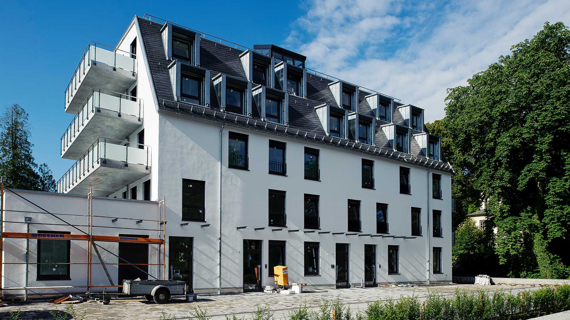 Frontalansicht Gebäude mit fünf Stockwerken