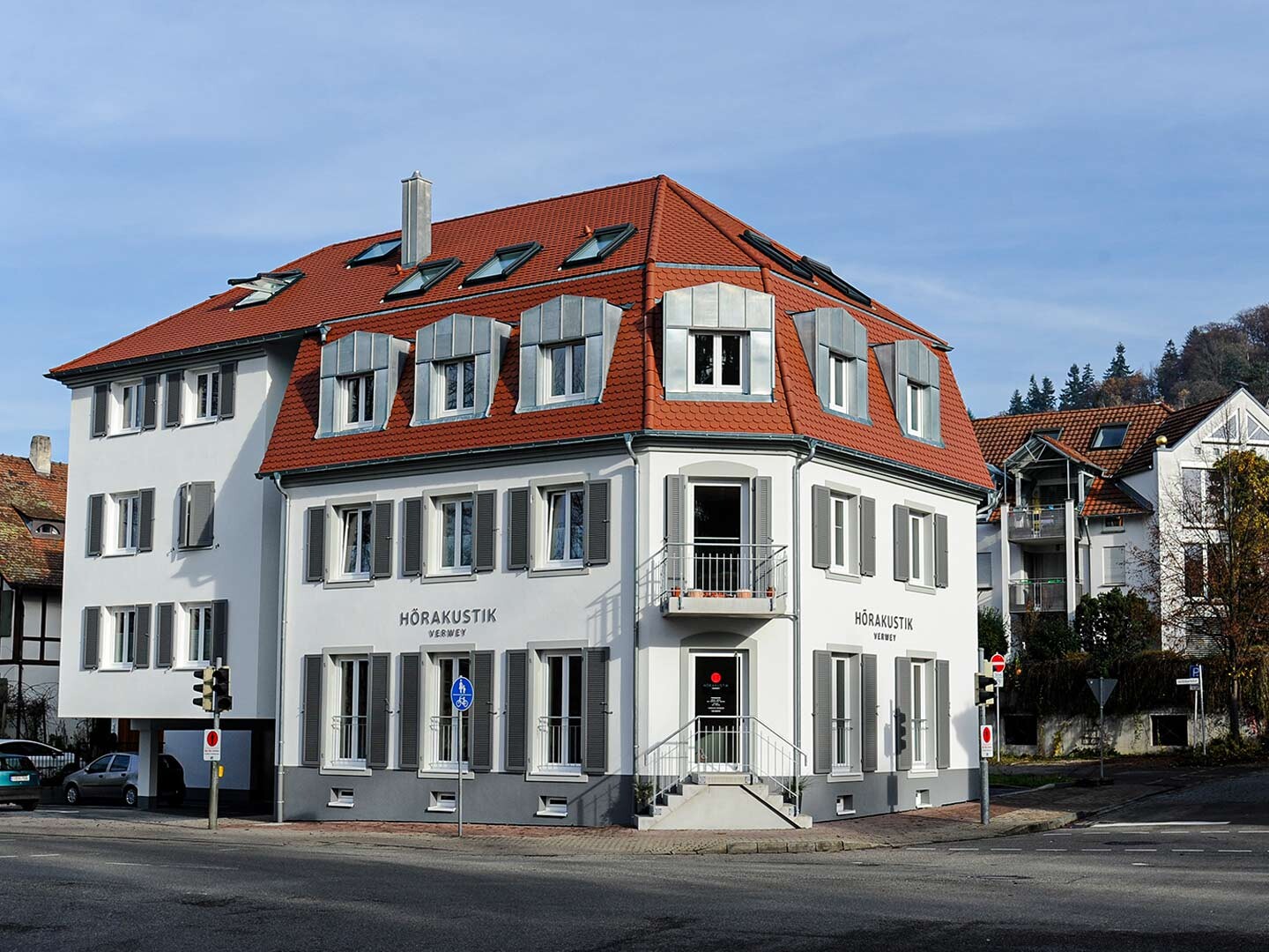 Straßenansicht auf ein historisches saniertes Gebäude