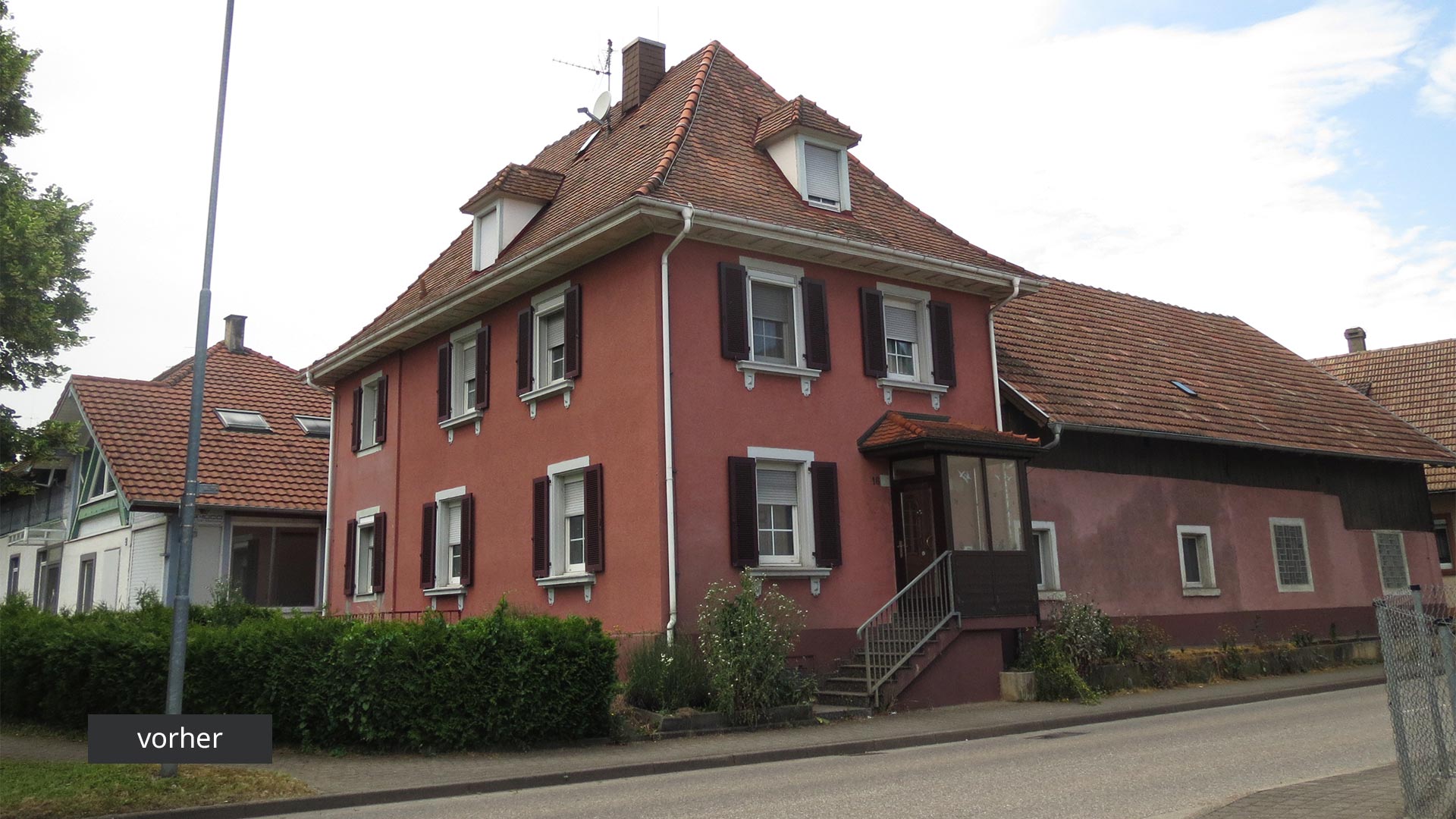 Ansicht auf ein rotes historisches Einfamilienhaus