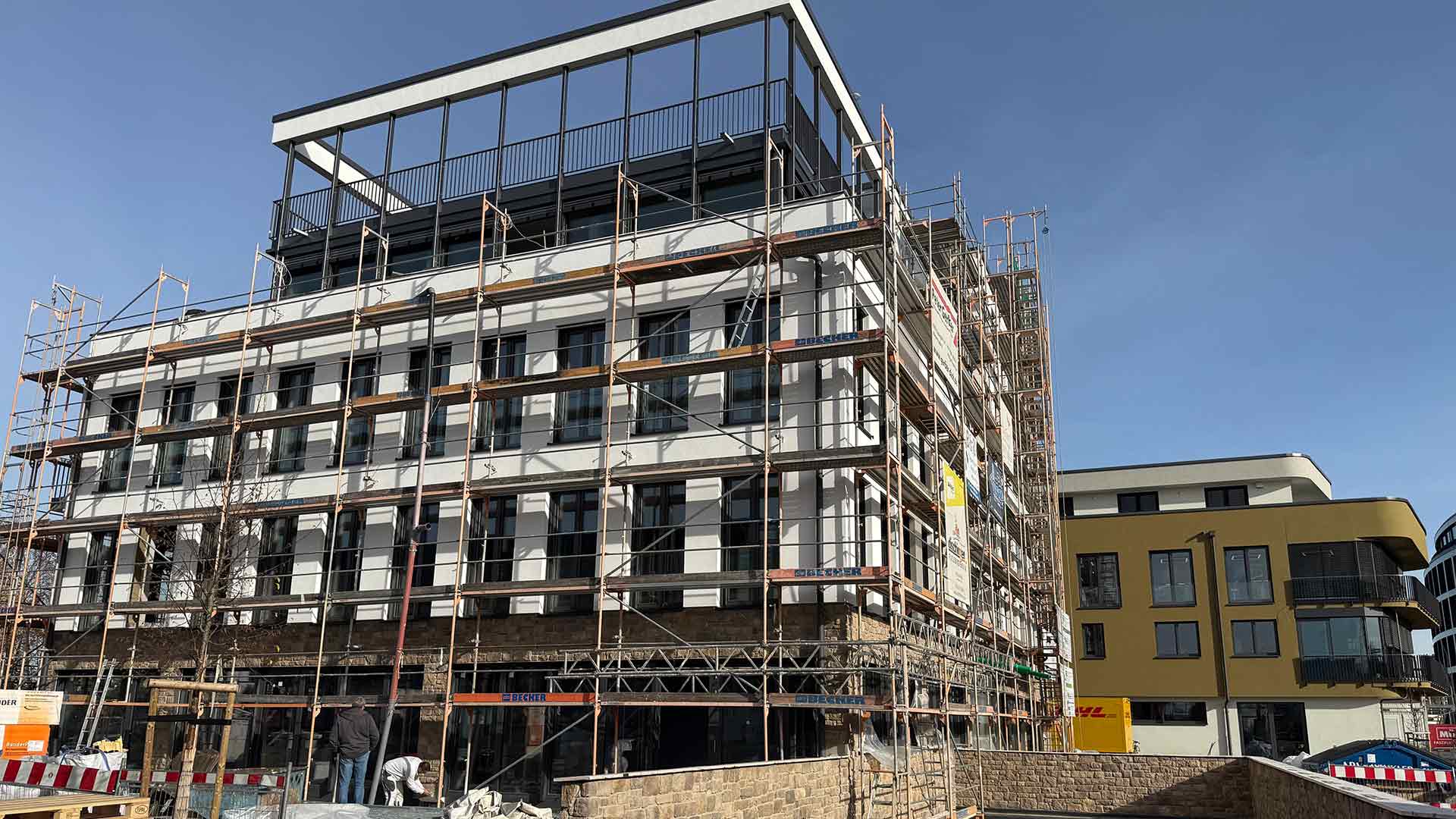Sicht auf ein neues Gewerbegebäude mit Baugerüst