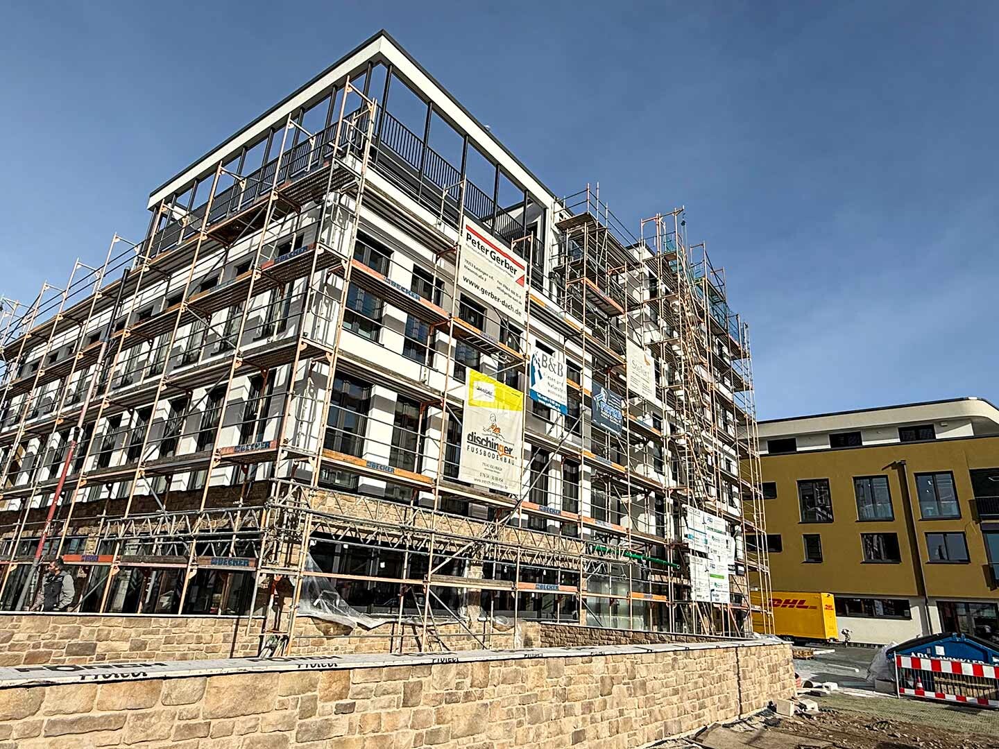 Sicht auf ein Neubau-Gewerbegebäude mit Baugerüst