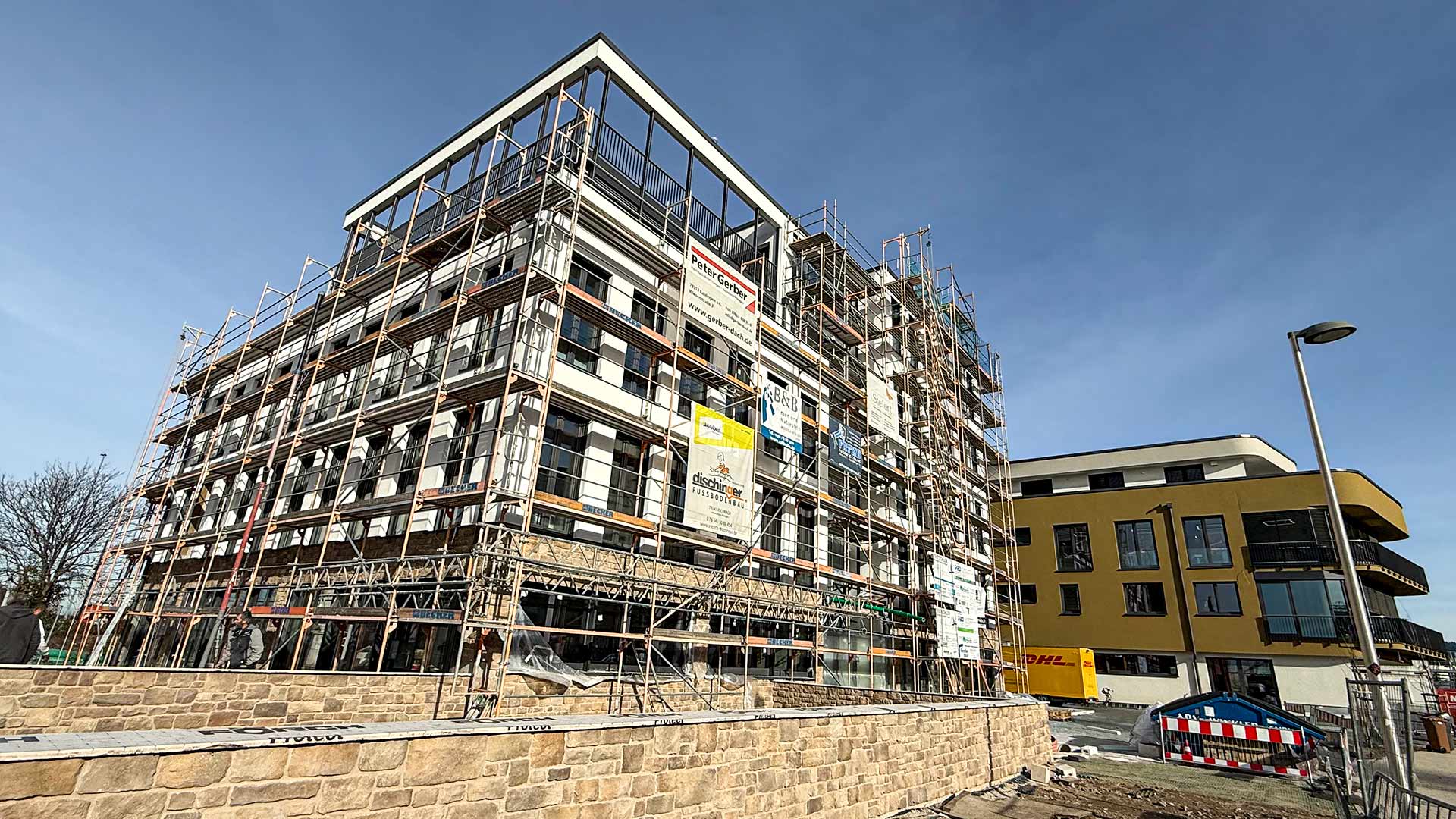 Sicht auf ein Neubau-Gewerbegebäude mit Baugerüst
