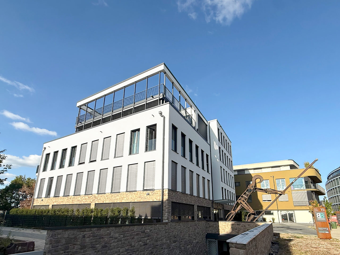 Weichensteller – Freiburg. Modernes, mehrstöckiges Gebäude im klaren, zeitgenössischen Architekturstil