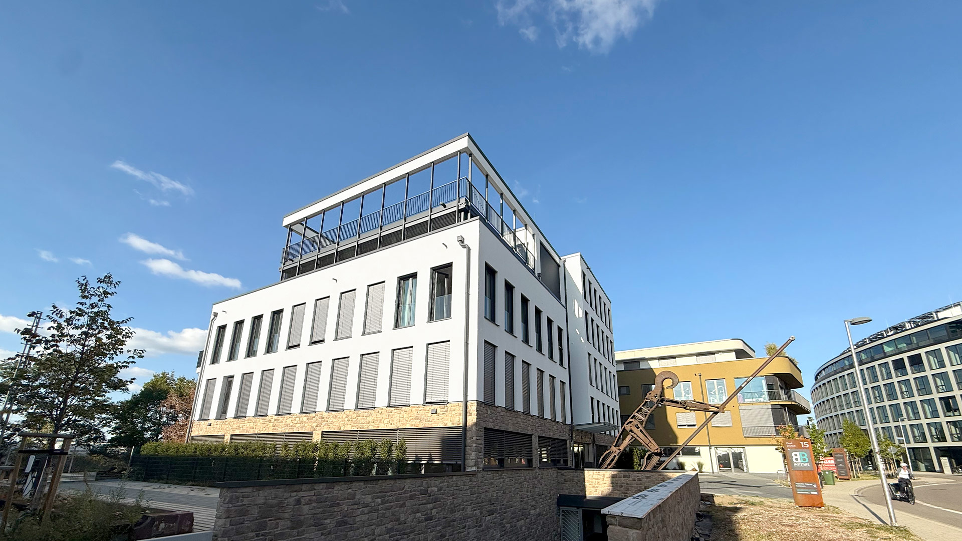 Weichensteller – Freiburg. Modernes, mehrstöckiges Gebäude im klaren, zeitgenössischen Architekturstil