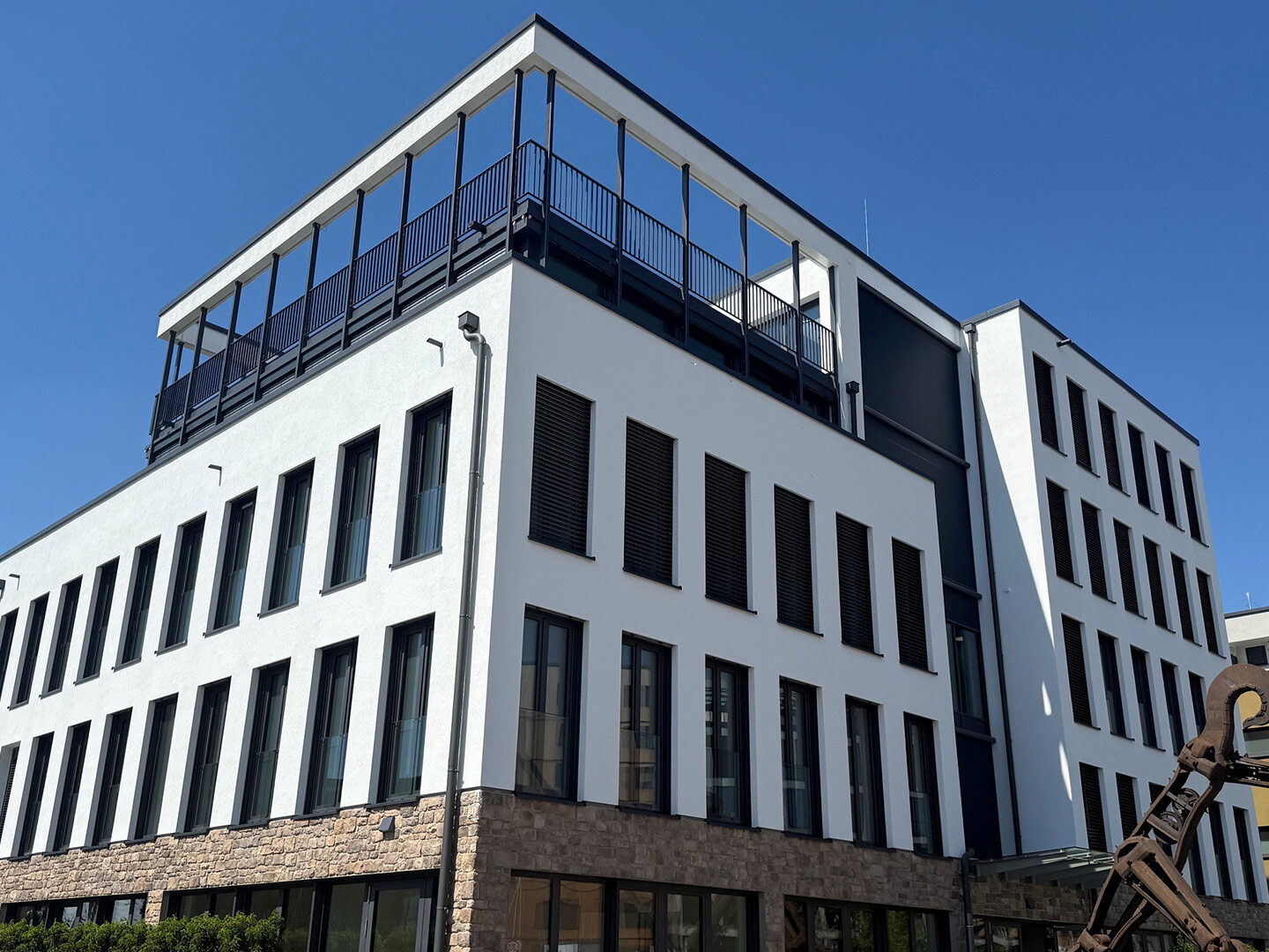 Weichensteller – Freiburg. Modernes, mehrstöckiges Gebäude im klaren, zeitgenössischen Architekturstil