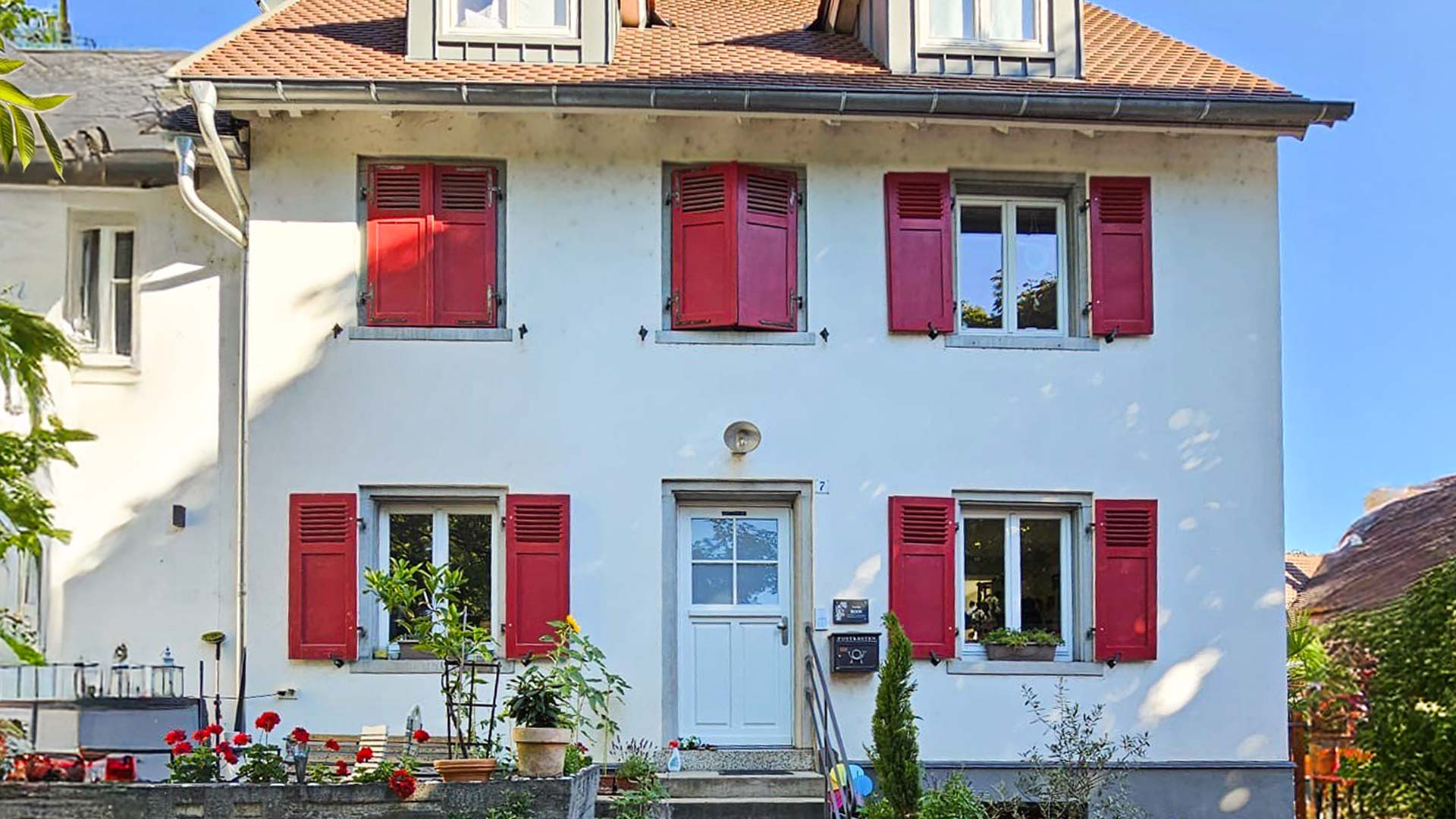 Ansicht auf ein saniertes Einfamilienhaus