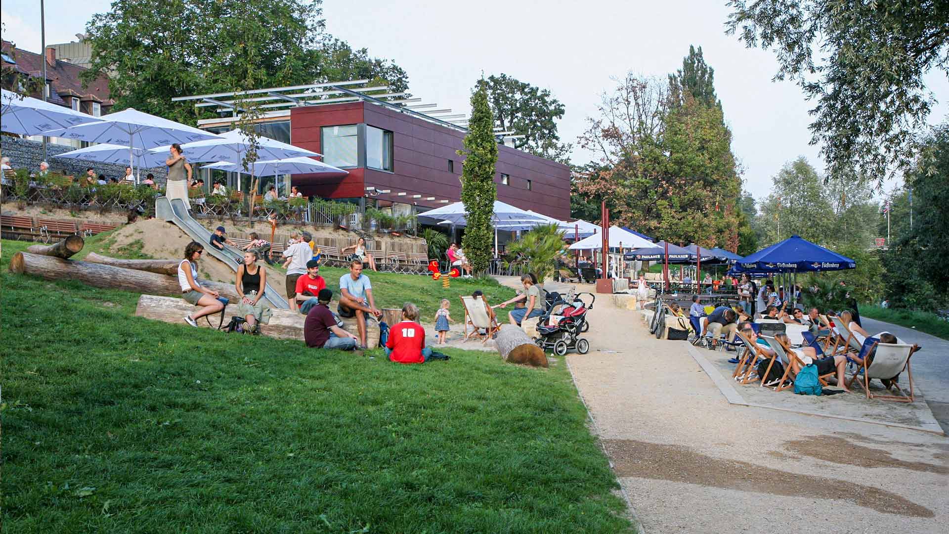 Ansicht auf einen Caféaussenbereich mit Menschen