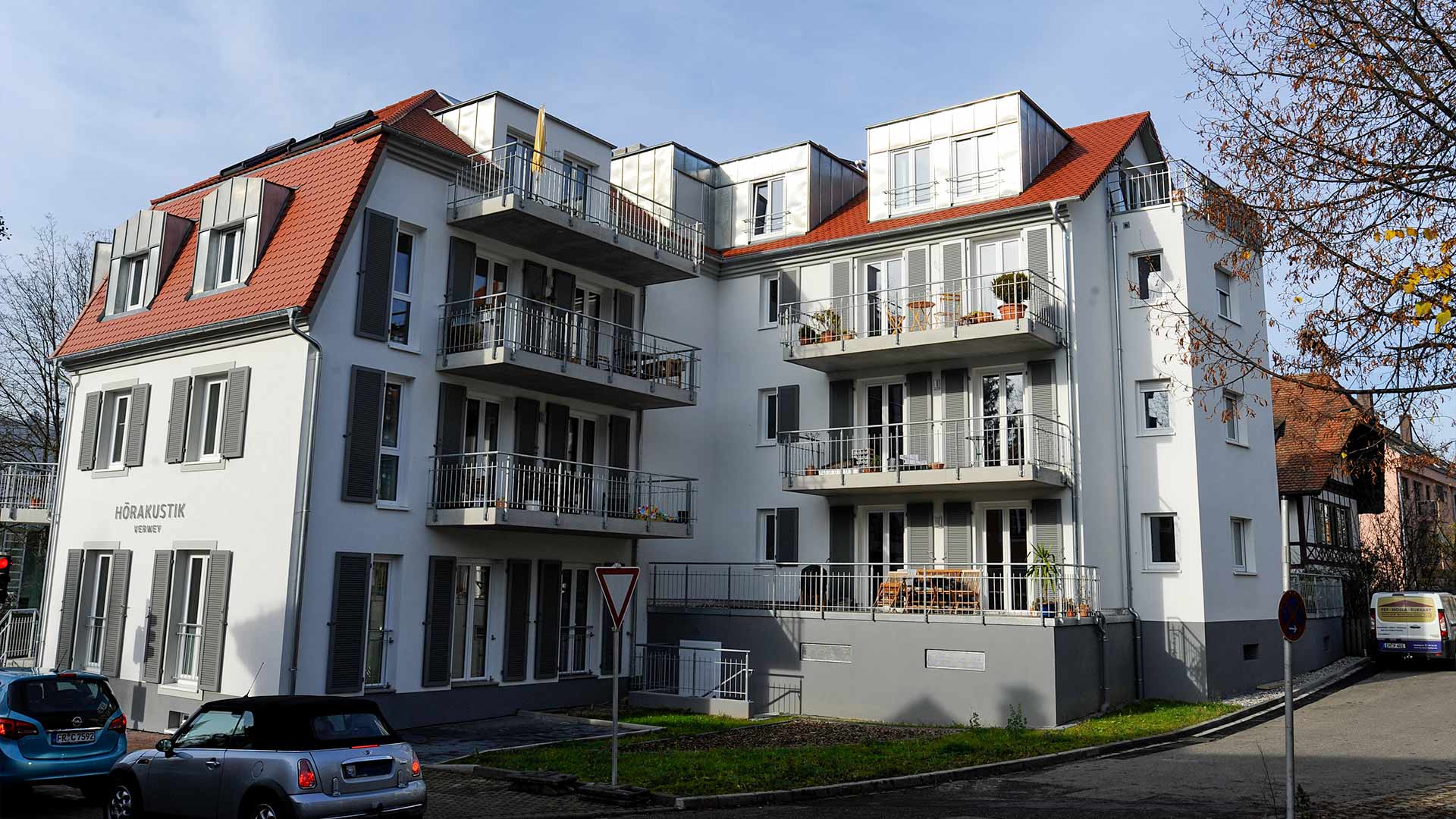 Ansicht auf ein historisches saniertes Gebäude mit Balkonen