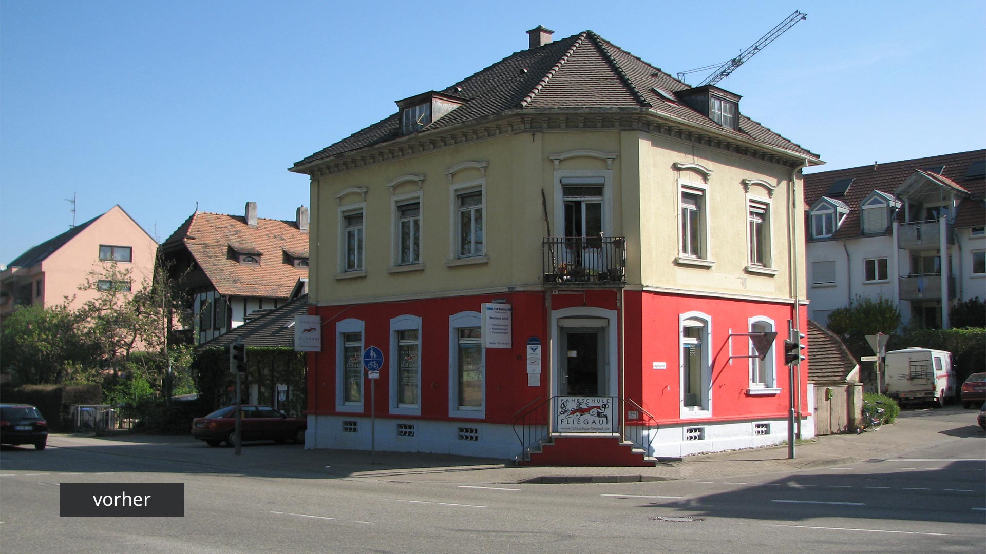 Frontalansicht auf ein altes Haus mit zwei Stockwerken