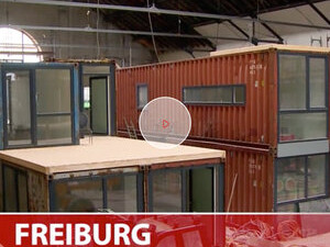 Lokhalle Innenansicht auf Container