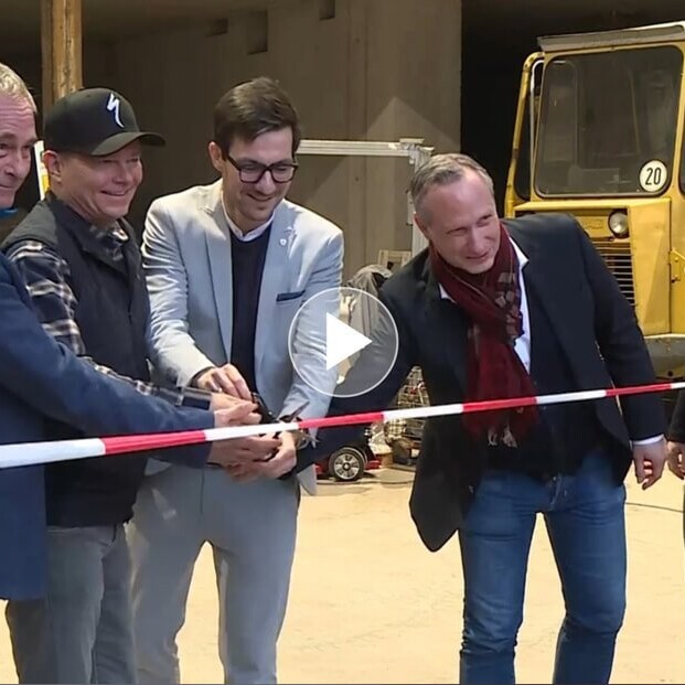 Martin Horn, Lars Bargmann, Specialized-Chef, Frank Böttinger und eine Frau schneiden Band durch