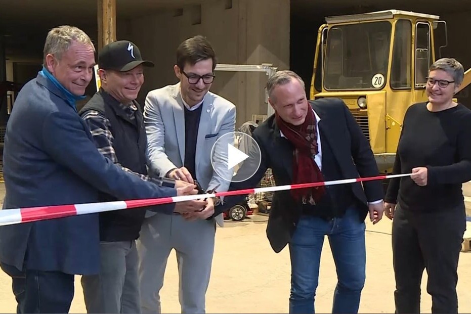 Martin Horn, Lars Bargmann, Specialized-Chef, Frank Böttinger und eine Frau schneiden Band durch