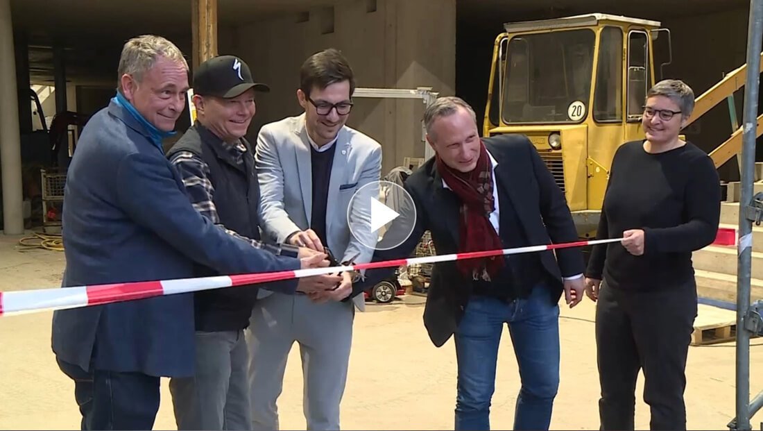 Martin Horn, Lars Bargmann, Specialized-Chef, Frank Böttinger und eine Frau schneiden Band durch