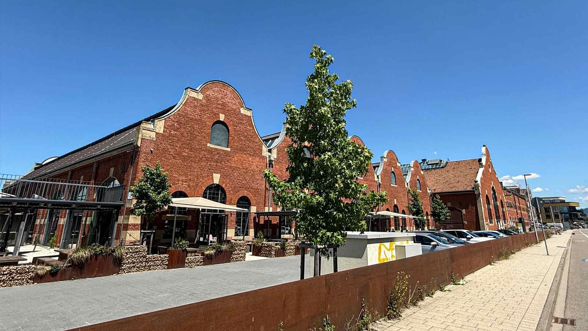 Straßenansicht auf historisches Gebäude eines Bahnhof