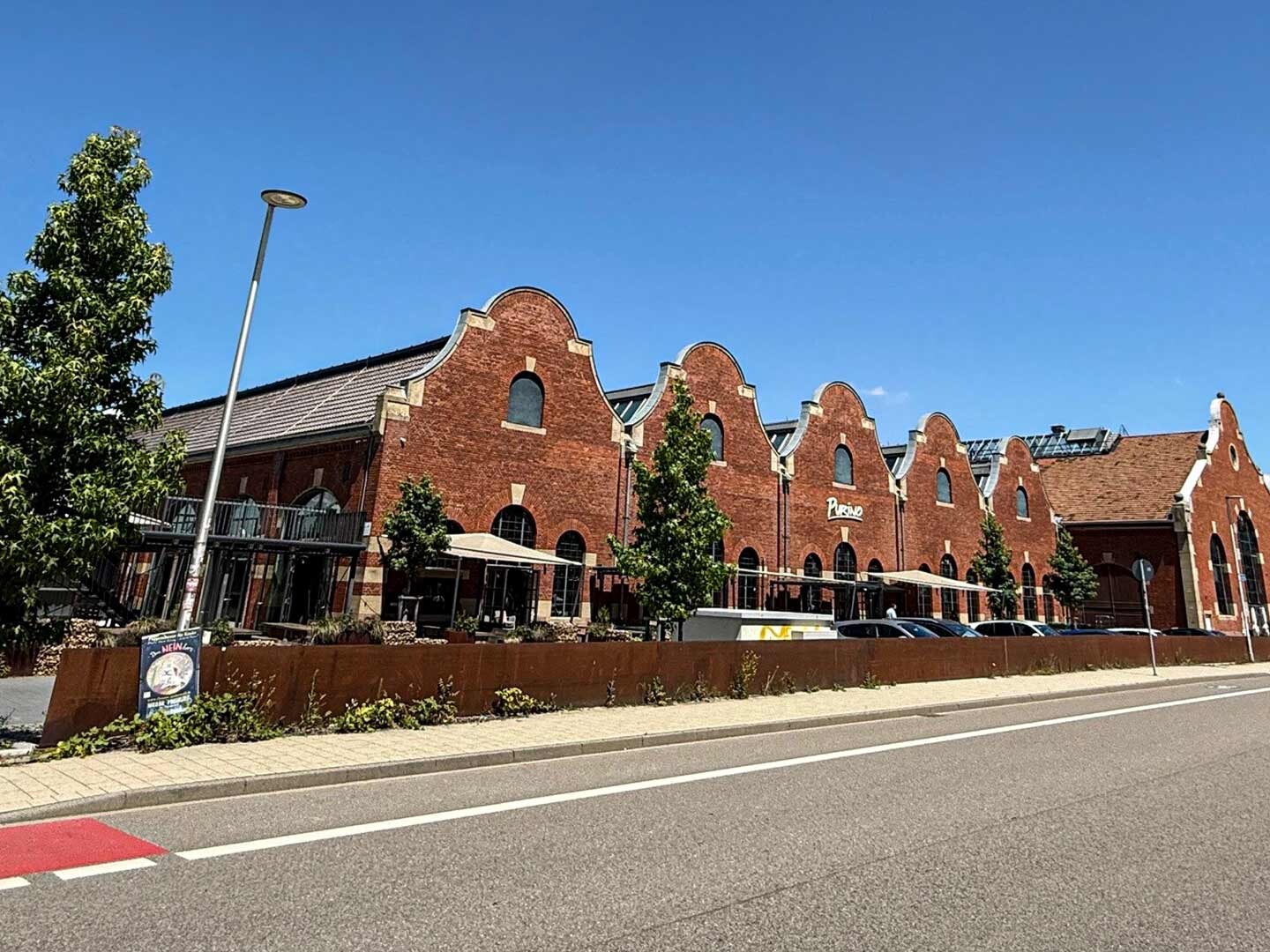 Ein saniertes historisches Bahnhofsgebäude mit Backsteinen