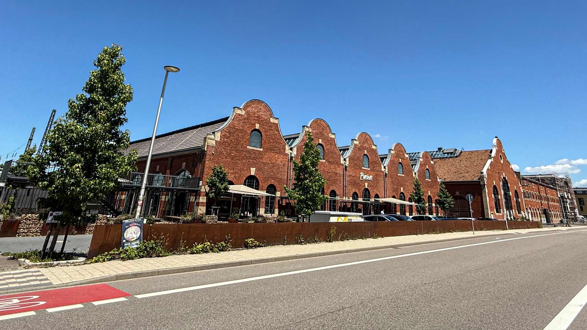 Ein saniertes historisches Bahnhofsgebäude mit Backsteinen