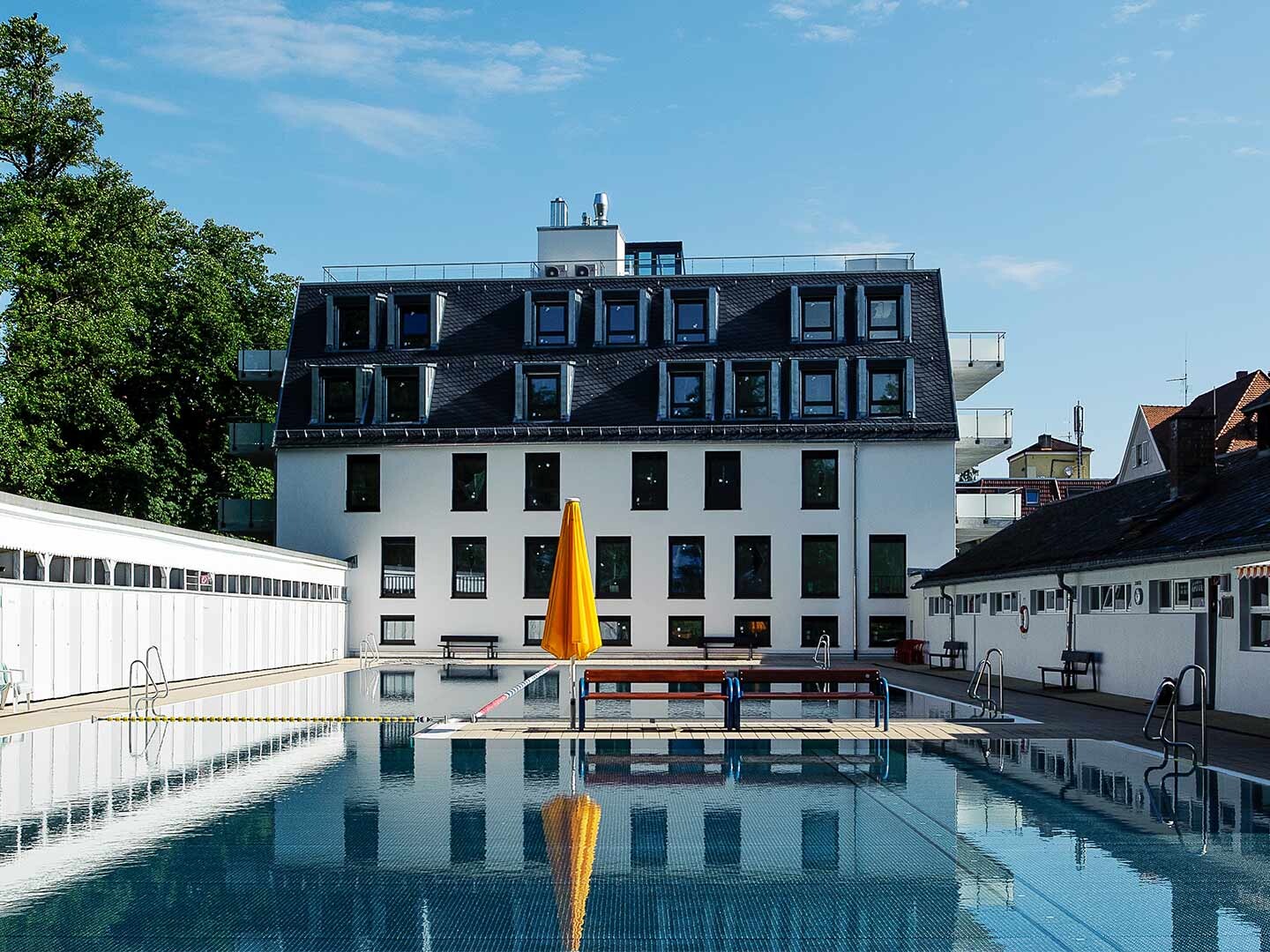 Frontalansicht Gebäude mit Schwimmbad