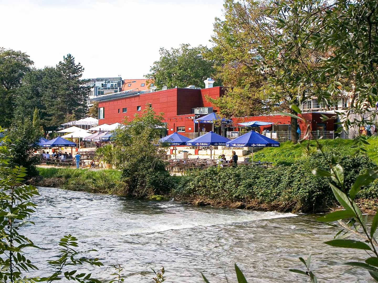 Ansicht auf ein gastronomisches modernes Gebäude an einem Fluss