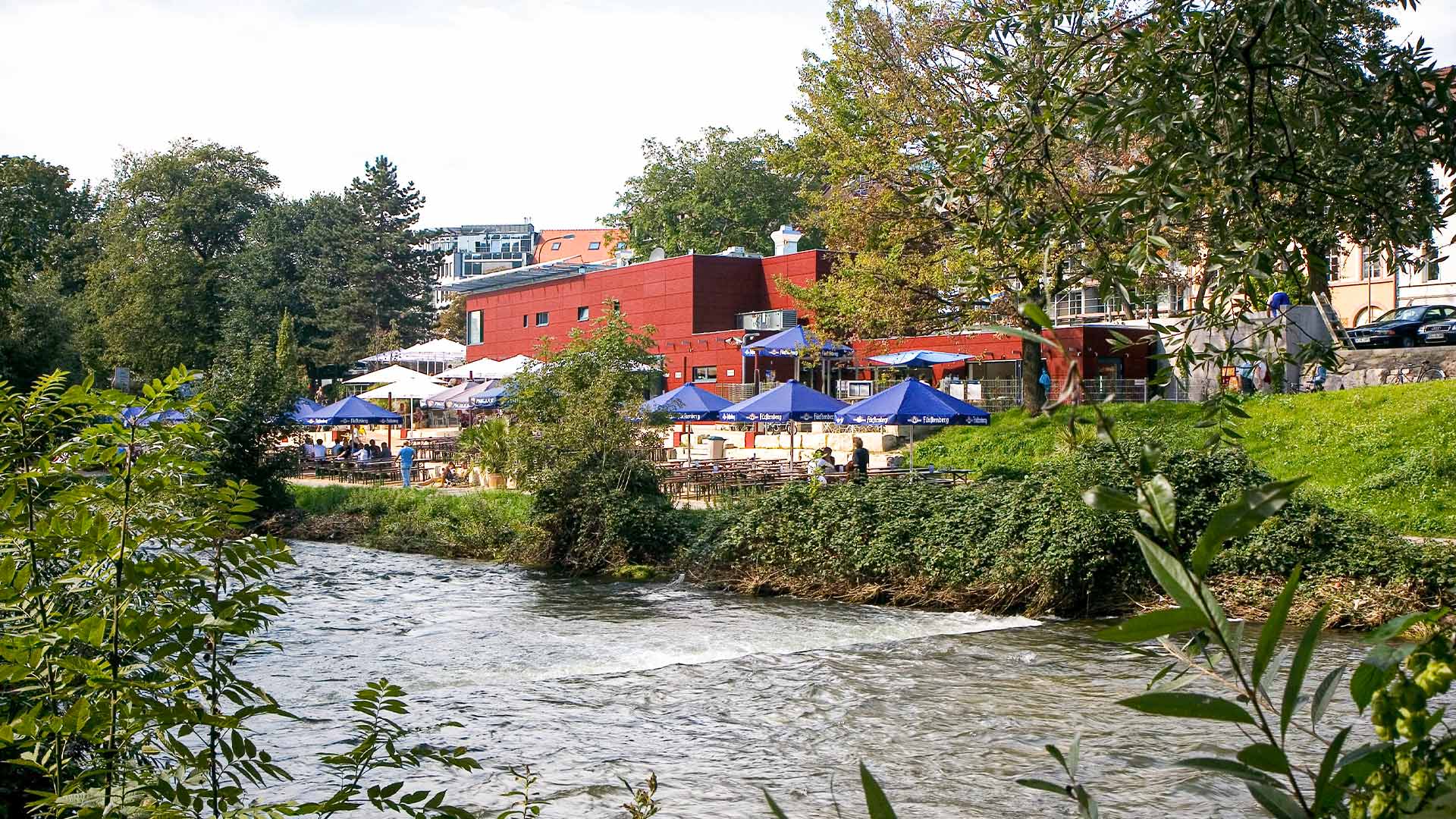Ansicht auf ein gastronomisches modernes Gebäude an einem Fluss