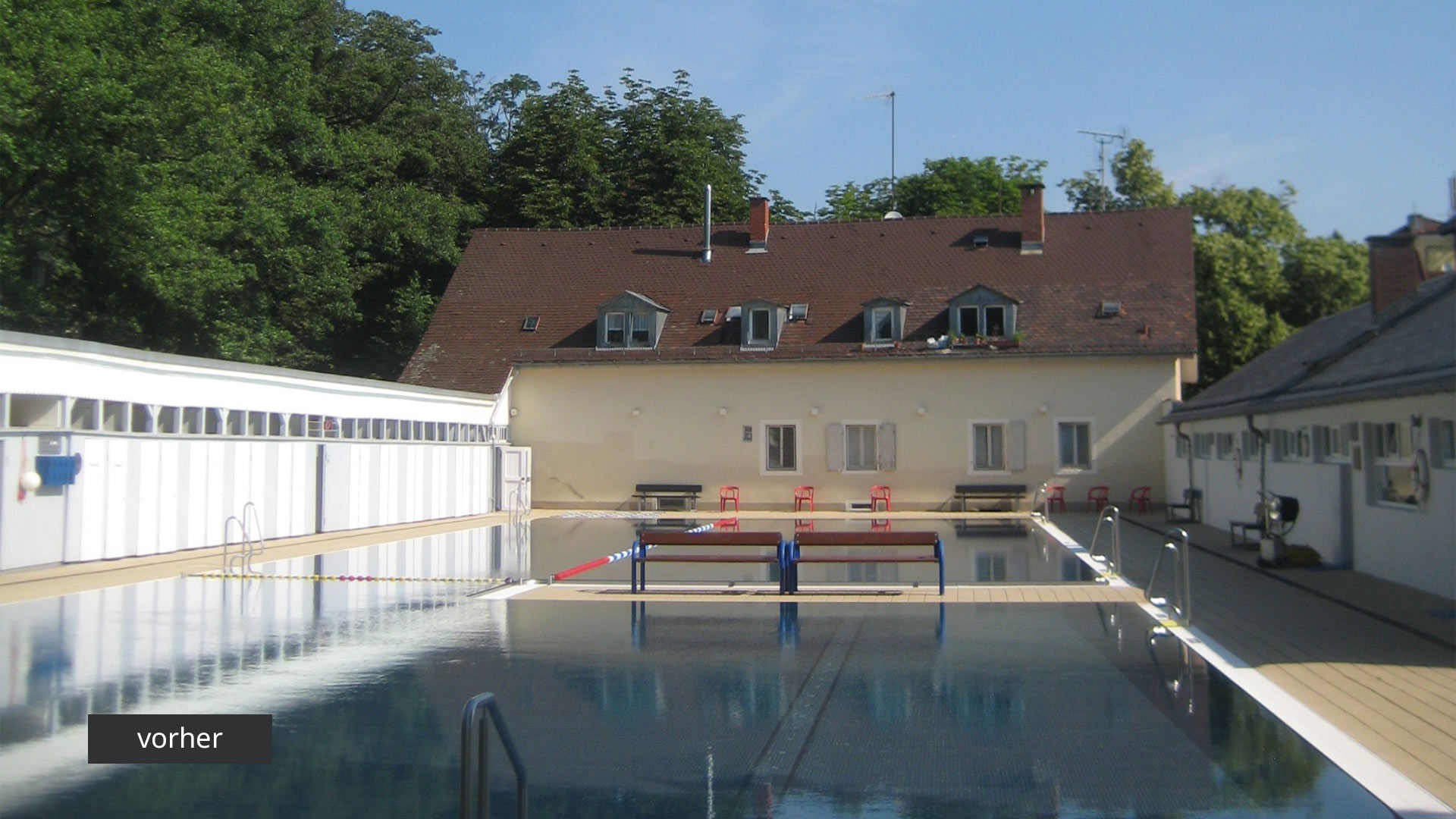 Ein zweistöckiges altes Haus vor einem Schwimmbad