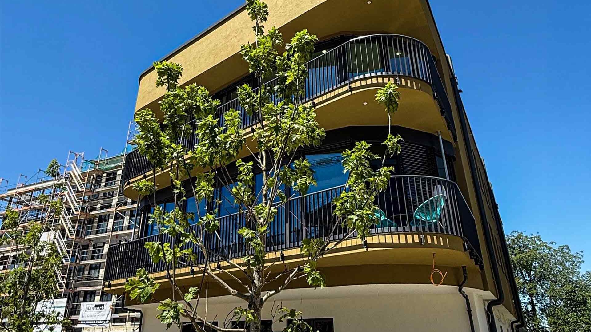 Gebäudenahansicht mit runden Balkonen