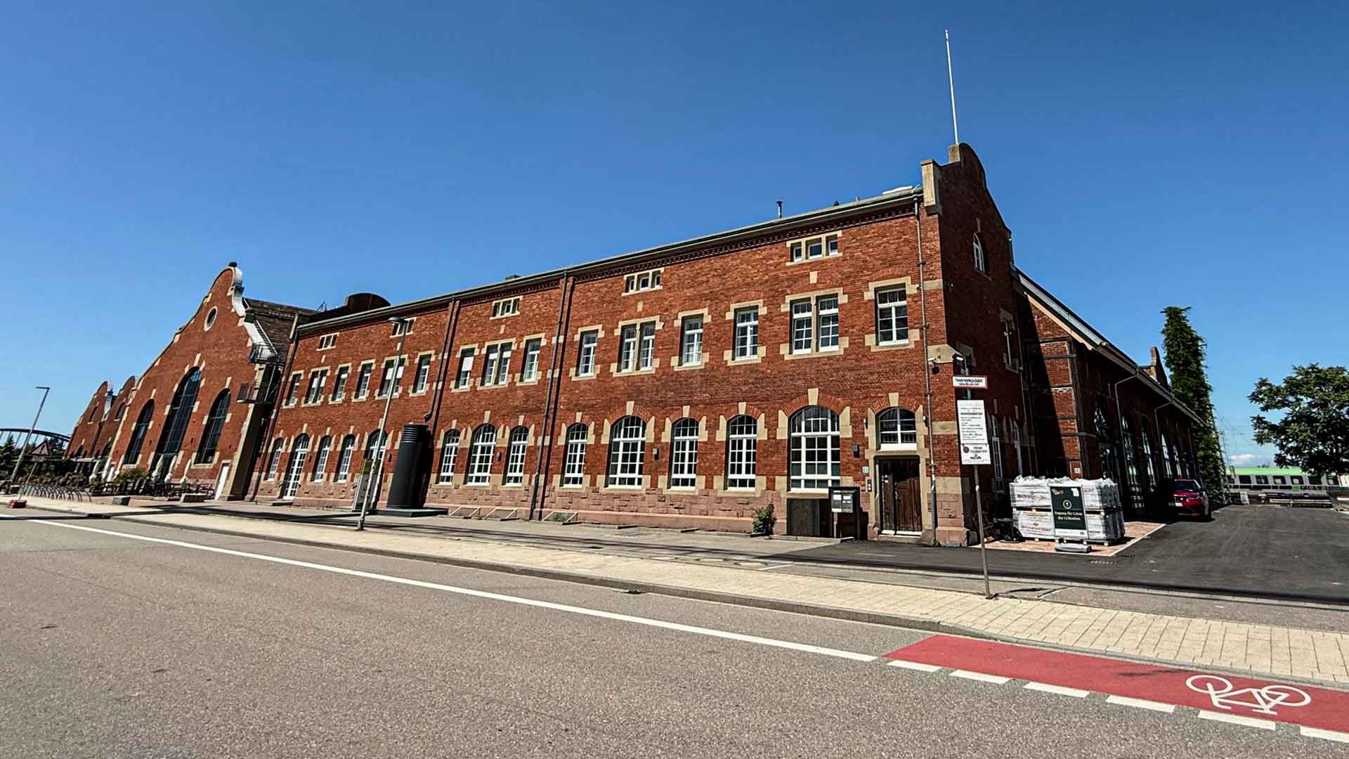 Ansicht auf ein historisches Industriegebäude mit roten Backsteinen