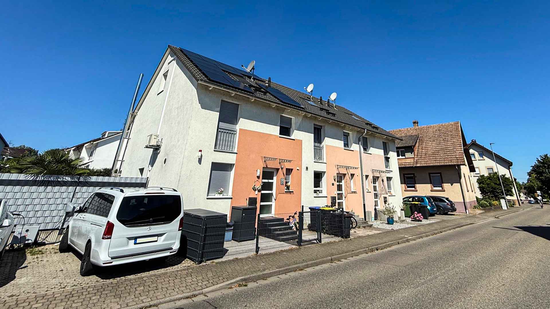 Ansicht auf ein Reihenhaus mit Parkplatz