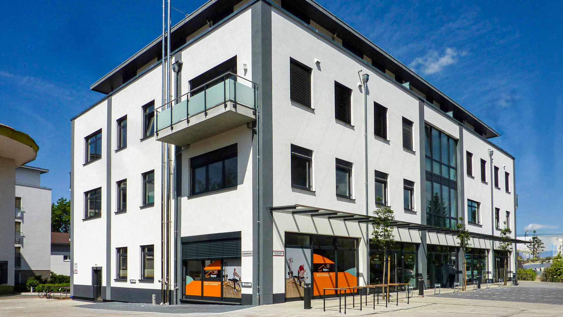 Ansicht auf eine Vorderseite eines Loft-Woohnhauses