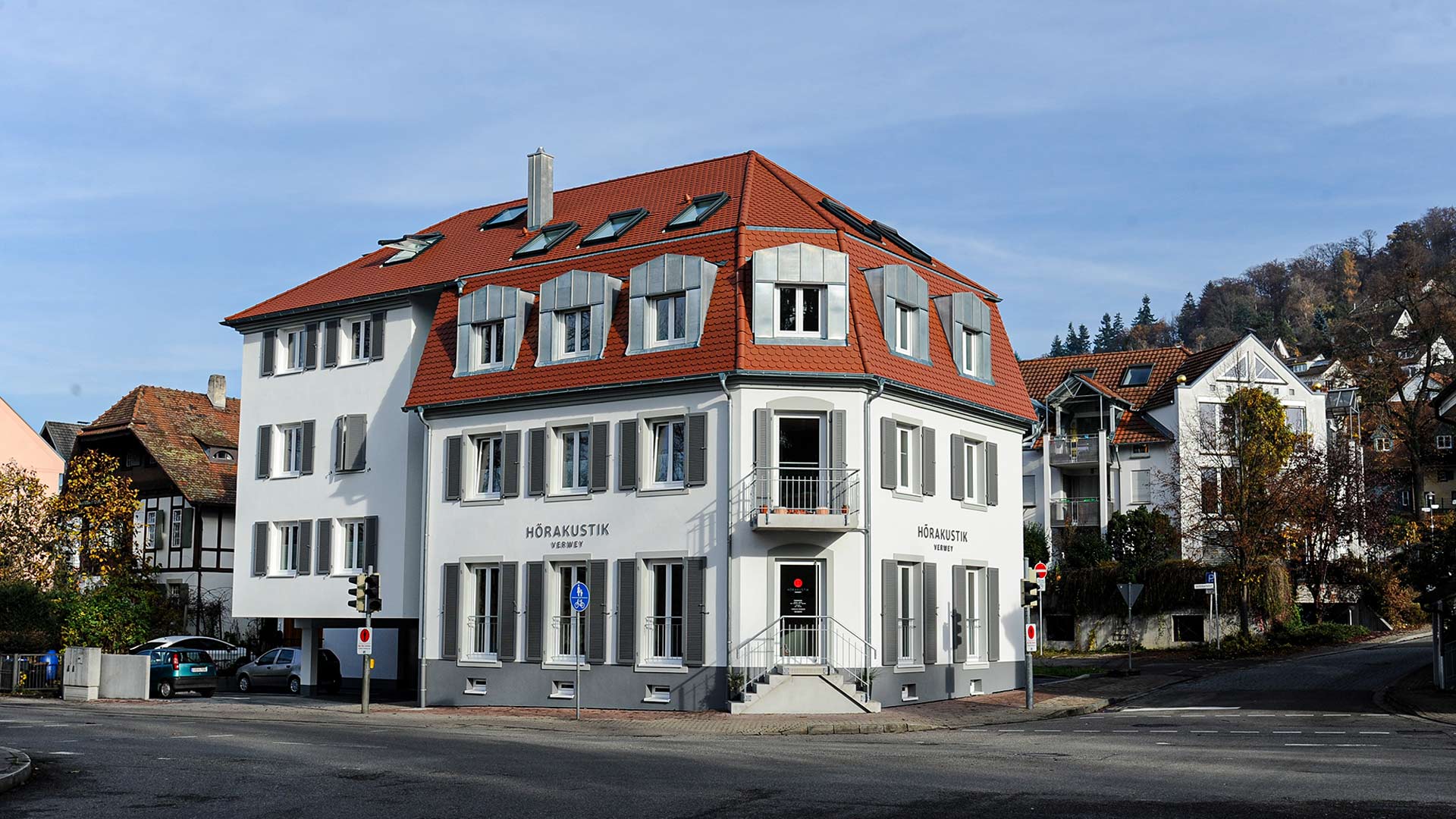 Frontalansicht auf ein historisches saniertes Gebäude