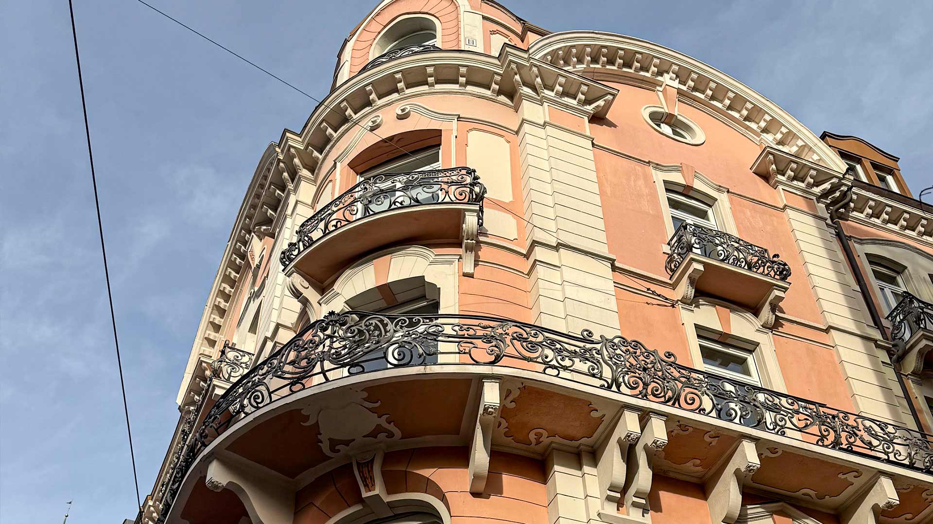 Nahaufnahme auf ein historisches saniertes Gebäude mit rosa Wandfarbe