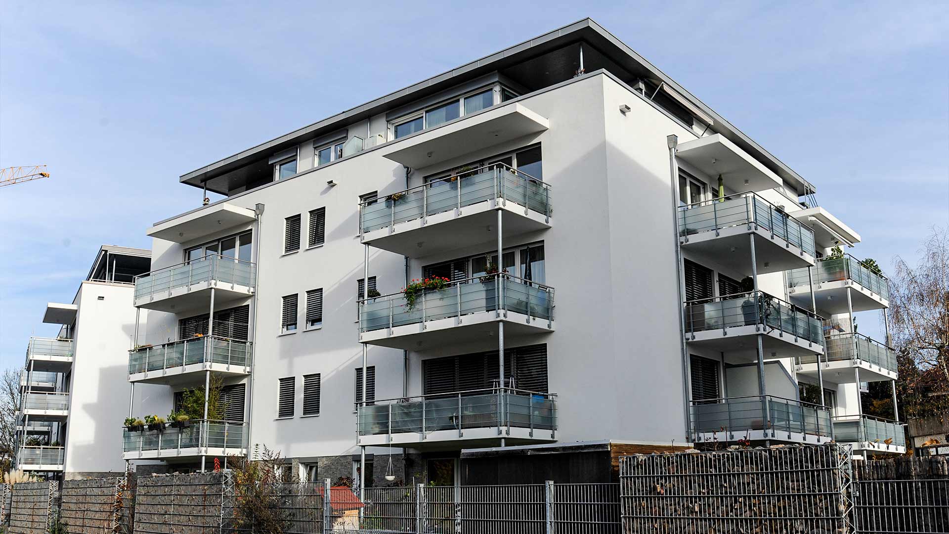 Frontalansicht auf ein Neubau-Wohngebäude mit Balkonen